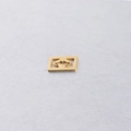 Gros plan d'un pendentif doré en acier inoxydable avec motif lèvres pour bijoux DIY - Lèvres dorées