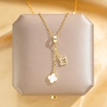 Collier en Y en titane plaqué or 18 carats avec trèfle scintillant et nacre blanche - Trèfle à Quatre Feuilles à Gland Blanc