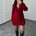 Robe en maille rouge à manches longues pour femme avec col en V et boutons élégants - S / Rouge