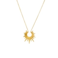Elegante conjunto de collar con colgante de sol en acero inoxidable sobre fondo blanco - Dorado
