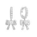 Dettaglio macro di orecchini a fiocco in argento con perle incastonate su sfondo bianco - Stile L Orecchini con Fiocco e Perla Argento