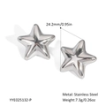 Macro-opname van 24,2 mm stervormige oorbellen van gepolijst roestvrij staal met glans - Zilveren Ster Oorknopjes (YYE025132-P)