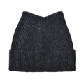 Detalle de la textura de punto acanalado y diseño de orejas de gato en un gorro negro de invierno - gris oscuro
