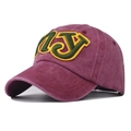 Dettaglio cappello bordeaux in cotone lavato con ricamo NY giallo e verde - Regolabile / Borgogna