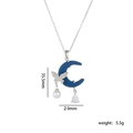 Collana in titanio con ciondolo luna blu, farfalla, perle e dettagli dimensionali - Blu (Argento)
