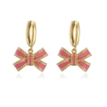 Dettaglio di orecchini a fiocco dorati con smalto rosa e piccoli punti brillanti - 1 paio di orecchini / Rosa