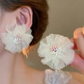 Boucles d'oreilles fleurs en tulle blanc de luxe français avec détails en perles roses - Style Grande Fleur en Maille Féerique (91#) / Blanc