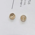 Dettaglio dei ciondoli per unghie in oro con design a croce e zirconi scintillanti incastonati - 60# Croce Rotonda