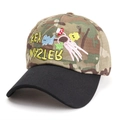 Detail van KEA MASTER borduursel met cartoon kat en paddenstoel op camo baseballpet - Verstelbaar / Camouflage