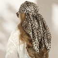 Klassisches Satin-Seidentuch mit Leopardenmuster als stilvolles Kopftuch für Damen - Dunkelbeige