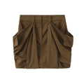 Minifalda cargo marrón de moda con grandes bolsillos laterales plisados sobre fondo blanco - XS / Marrón