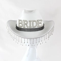 Detail von weißem Cowboyhut für Bräute mit Strassfransen und Perlen-Schriftzug BRIDE - Weiß - Schwarzer Strass