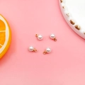 Set mit vier glänzenden weißen Perlen mit goldenen Metallschlaufen für DIY-Schmuck - KC Gold Kappe Runde Perle 5mm