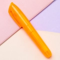 Evidenziatore arancione traslucido con cappuccio su carta materica dai colori vivaci - Arancione