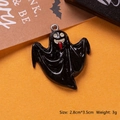 Dettaglio ciondolo fantasma nero con lingua rossa, misura 2,8x3,5cm per gioielli DIY - Fantasma Nero con Lingua Rossa