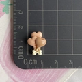 Detailansicht von DIY-Harz-Herzballons mit Schleife auf einer Schneidematte - Beige Kaffee Mini - Dreifache Herzballons
