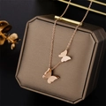 Collana in acciaio al titanio oro rosa con pendente a doppia farfalla su portagioie - Farfalla Oro Rosa (8890)