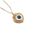 Collana a catena dorata con ciondolo a cuore traforato e malocchio su fondo bianco - Grigio