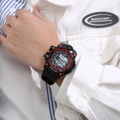 Foto al polso di un orologio sportivo digitale nero e rosso con funzione impermeabile WR30M - Nero Rosso