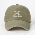 Detalle del tejido de algodón lavado de la gorra de béisbol verde oliva con texto impreso - Talla única / Caqui