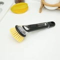 Brosse de cuisine avec distributeur de savon, manche noir et poils jaunes sur comptoir - Brosse à Savon à Long Manche-Poils Jaunes