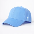 Gros plan de la broderie en croix sur une casquette de baseball en sergé de coton bleu ciel - Taille unique / Bleu Ciel