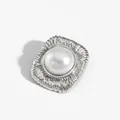 Broche cuadrado plateado con perla blanca y textura metálica plisada, modelo PX014 - Broche de Perla Cuadrado Plateado (PX014)