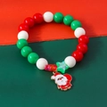 Vue détaillée du bracelet de Noël avec pendentif Père Noël et perles festives rouges et vertes - YB447 (Perles Rouges Vertes Blanches Style Père Noël)