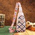 Detalle de los patrones aztecas bohemios y cremalleras en el bolso bandolera rosa - Rosa Tribal