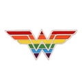 Regenbogen Wonder Woman Emaille-Anstecknadel mit bunten Streifen und Silberrand - Wonder Woman Logo Stil (XZ7140)