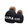 Dettaglio di berretti in maglia neri con ricamo MAMA e MINI e pompon in finta pelliccia - Nero MAMA+MINI Set Genitore-Figlio