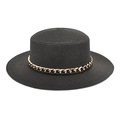 Dettaglio di cappello di paglia a cima piatta con catena dorata decorativa - M (56-58cm) / Nero