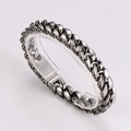 Dettaglio del bracciale da uomo in argento vintage con motivi totemici incisi - Color Acciaio