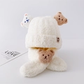 Beigefarbenes Strickmützen- und Schal-Set mit Bärenmotiv und weichem Plüsch für Kinder - Hut + Schal 2-teiliges Set / Weiß