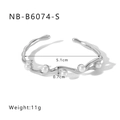 Detailansicht von gewelltem C-Form Edelstahl-Armband mit weißen Perlen und Maßangaben - Silberne Welle Perlenstil (NB-B6074-S)