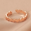 Elegante anello a cuore regolabile in oro rosa con una sequenza continua di cuori romantici - Oro Rosa Cuori Collegati