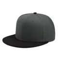 Cappellino hip hop con visiera piatta, corona in maglia grigio scuro e visiera nera, vista 45° - 56-60cm / Grigio Scuro/Nero