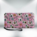 Lange rosa Geldbörse mit Totenkopf- und Blumenprint inklusive schwarzer Handschlaufe - Rosa Bunter Schädel Floral (QB-032)
