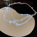 Dettaglio della collana a strati d'argento con perline lucide su una superficie a specchio - Collana a Doppio Strato Argento