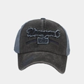 Dettaglio del cappello vintage lavato con ricamo New York 1985 e consistenza usurata - Regolabile / Nero