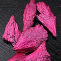 Makroaufnahme von fuchsiafarbenen Turmalin-Roherzen mit nadelartiger Kristallstruktur - Feder-Turmalin / 50-70g / Fuchsia