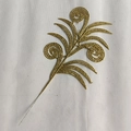 Dettaglio macro di ramo dorato glitterato con trama cava per decorazioni natalizie - Oro