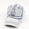 Berretto da baseball in denim lavato vintage con dettagli strappati e sfumatura blu chiaro - Regolabile / Azzurro