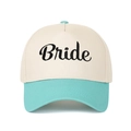 Dettaglio del ricamo Bride sul cappellino trucker bicolore in cotone beige e turchese - Blu Lago
