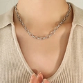 Zilveren schakelketting van roestvrij staal met ovale ringen getoond op model - Ketting 40+5cm / Zilver