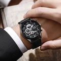 Primo piano di un orologio al quarzo nero con quadrante a nido d'ape e cinturino in silicone - Nero Con Cassa Nera