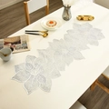 Elegante witte PVC tafelloper met bloemenpatroon, goudstempel en waterbestendigheid - 90x30cm / Tafelvlag / Zilver