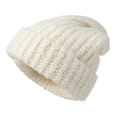 Winter-Strickmütze in Cremeweiß mit Rippbündchen für Wärme und schlankmachenden Gesichtseffekt - 58-60CM / Weiß