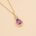 Goldkette mit birnenförmigem lila-rosa Edelstein und funkelnder Kristallumrandung - Purpurrot (Verlauf Rosa Lila)