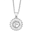Vue détaillée du collier avec pendentif lettre F argenté et zircons étincelants - Lettre F